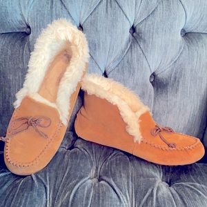 Only worn once indoors. Like new condition!